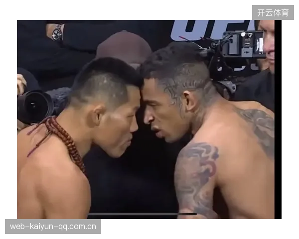 UFC轻量级对决双方互换重拳场面震撼